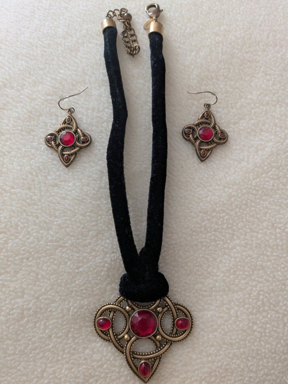 Chico Jewelry Set - Vintage Gothic-Inpired - Necklace & Earrings